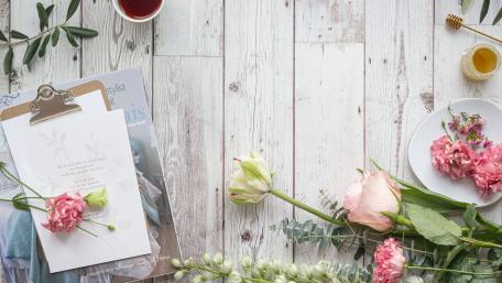 Charming Floral Arrangement on Rustic Wood Planks wallpaper