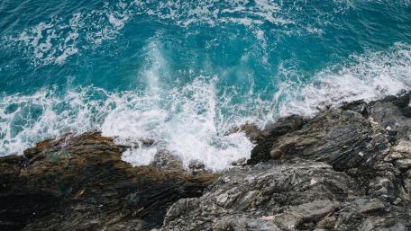 Vibrant Waves Crashing on Rocky Coastline wallpaper