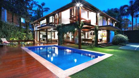 Luxury Oasis with Pool and Lush Surroundings wallpaper