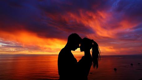 Sunset Embrace by the Sea wallpaper