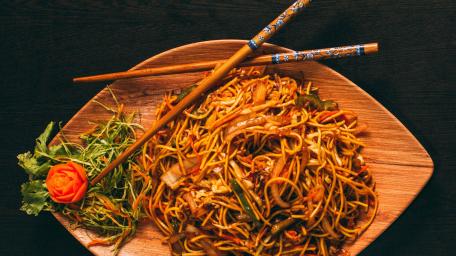 Vibrant Chinese Noodles Delight wallpaper
