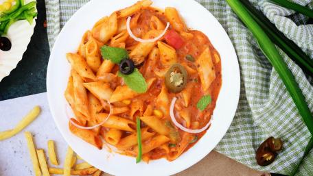 Delicious Pasta Plate with Fresh Ingredients wallpaper