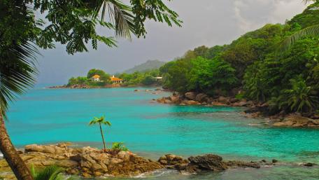 Tranquil Coastal Paradise wallpaper