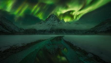 Majestic Aurora Borealis Over Mountains wallpaper