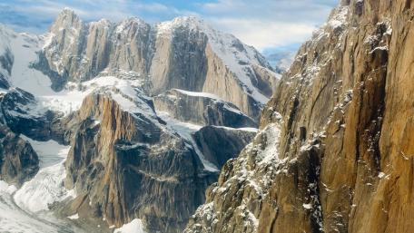 Majestic Snow-Capped Mountain View wallpaper