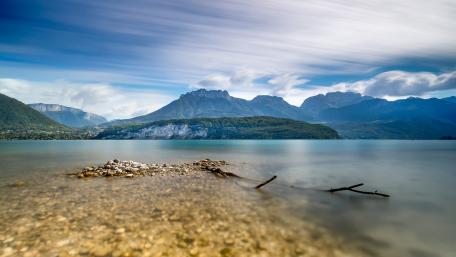 Majestic Serenity Over a Mountain Lake wallpaper