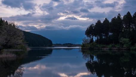 Tranquil Lake Under Cloudy Skies wallpaper