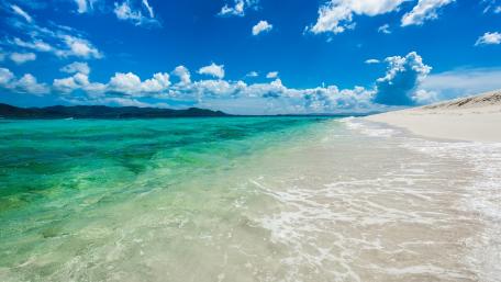 Tranquil Beach Escape in Turquoise Waters wallpaper