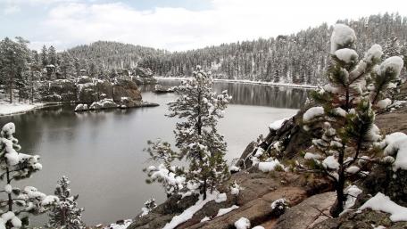 Serene Winter Wonderland Scene wallpaper