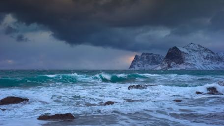 Majestic Winter Seascape with Clouds and Waves wallpaper