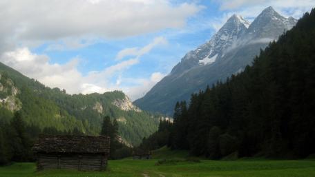 Tranquil Mountain Valley with Rustic Huts wallpaper