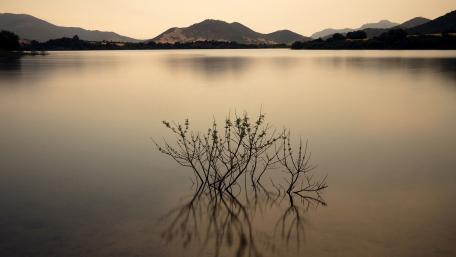 Serenity of the Still Lake Amidst Mountains wallpaper