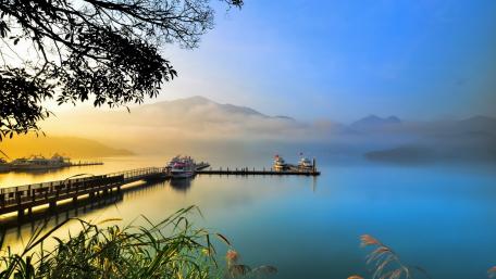 Tranquil Lakeside Morning Glow wallpaper
