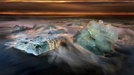 Majestic Ice at Sea Horizon wallpaper