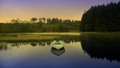 Serene Boat Reflection at Dusk wallpaper