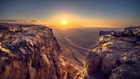 Majestic Sunset Over Rocky Cliffs wallpaper
