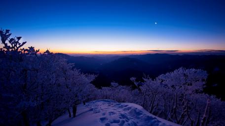 Snowy Twilight over Silent Mountains wallpaper