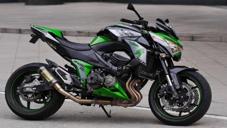 Kawasaki Z800 in Striking Green and Black Colors wallpaper