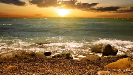 Tranquil Sunset Over the Serene Beach wallpaper