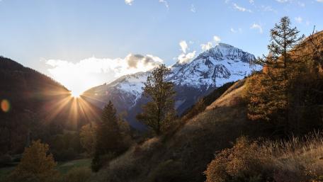 Majestic Mountain Sunrise in the Alps wallpaper