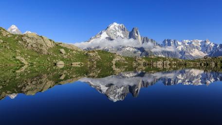 Tranquil Alps Reflected in Crystal Waters wallpaper