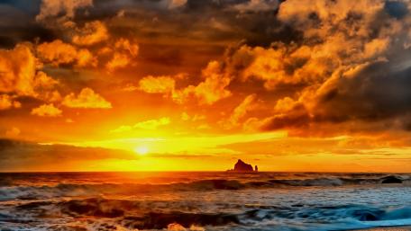 Golden Horizon Over Tranquil Waves wallpaper