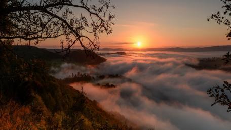 Serene Autumn Sunset Above the Foggy Valley wallpaper