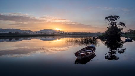 Serene Sunrise Over Tranquil Waters wallpaper