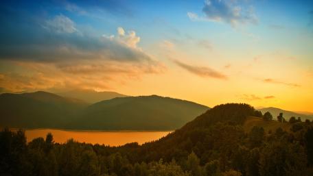 Serene Mountains Reflecting in Tranquil Lake wallpaper