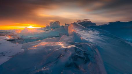 Radiant Frosty Sunrise on Icebergs wallpaper
