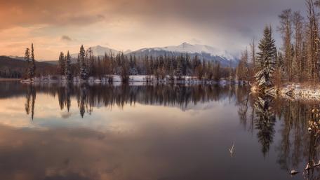 Winter Serenity Over a Tranquil Lake wallpaper