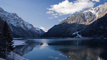 Winter Serenity at Mountain Lake Reflection wallpaper