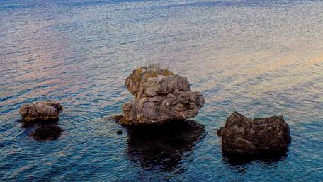 rocks in water wallpaper