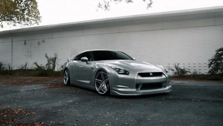 Sleek Silver Nissan GT-R Wallpaper for Car Enthusiasts wallpaper