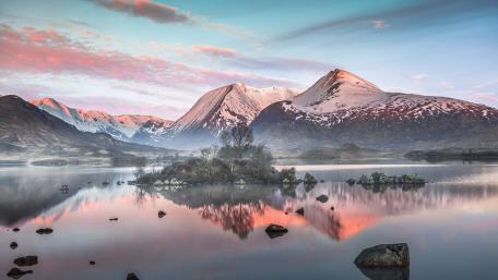 Serene Mountain Reflection Over a Tranquil Lake wallpaper