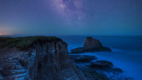 Starlit Serenity Over Ocean Waves wallpaper