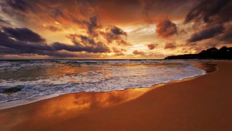 Serene Sunset Over Sandy Beach wallpaper