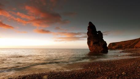 Golden Hour Serenity at the Seashore wallpaper
