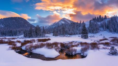 River in the valley wallpaper