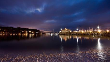 Twilight Serenity Over City Waters wallpaper