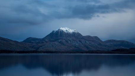 Serene Mountain Reflection at Dusk wallpaper