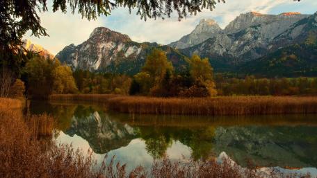 Serene Mountain Reflections in Calm Waters wallpaper