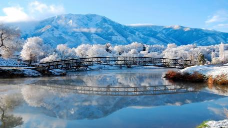 Winter Wonderland Reflection in Nature wallpaper