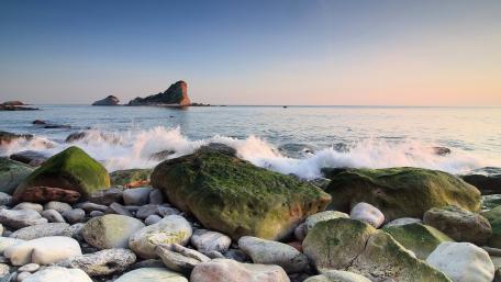 Tranquil Beach Shore at Sunset wallpaper