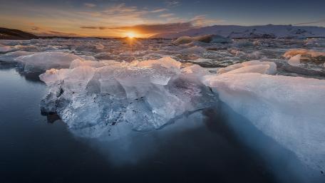 Frozen Serenity at Sunset wallpaper
