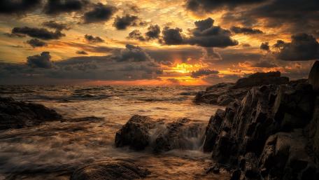 Breathtaking Sunset Over Serene Sea Waves wallpaper