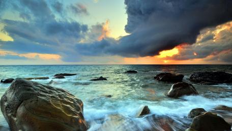Serene Seascape at Dusk with Dramatic Clouds wallpaper
