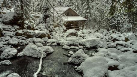 Winter Cabin in a Snowy Wonderland wallpaper