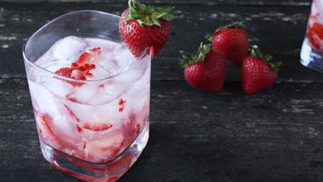 Refreshing Strawberry Cocktail Delight in 4K Quality wallpaper