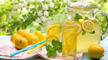 Refreshing Lemonade Oasis in 5K Clarity wallpaper